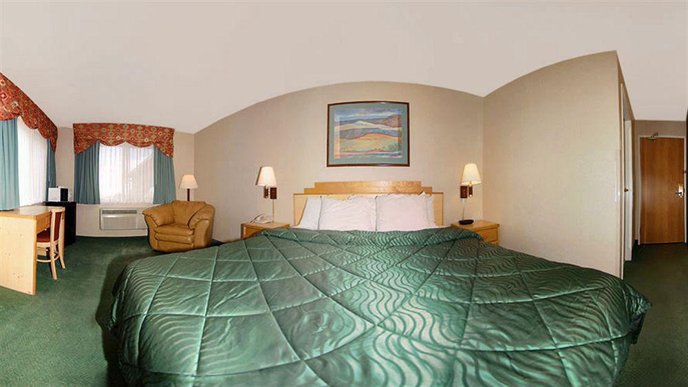 Quality Inn & Suites West Pueblo Exteriör bild